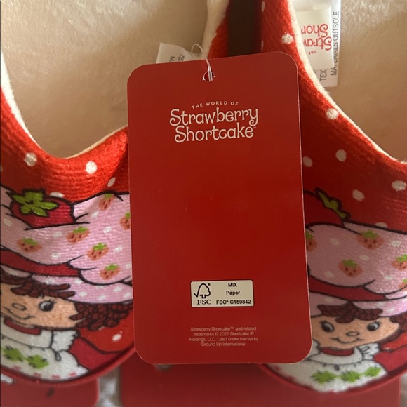 STRAWBERRY SHORTS CAKE SLIPPERS - Picture 3 of 6